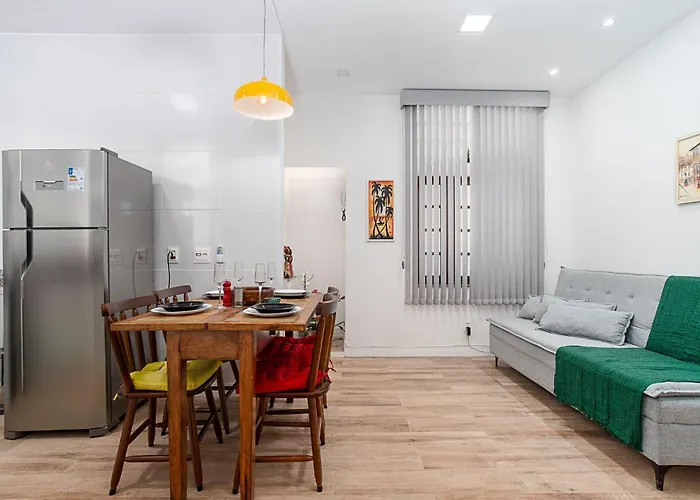 Apartamento Em Copacabana Com Varanda 2 Quartos Pertinho Da Praia