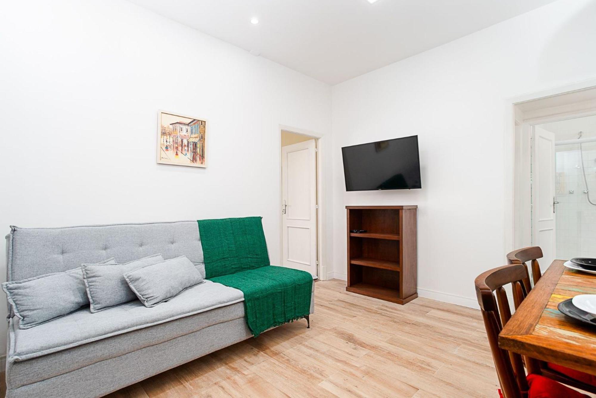 Apartamento Em Copacabana Com Varanda 2 Quartos Pertinho Da