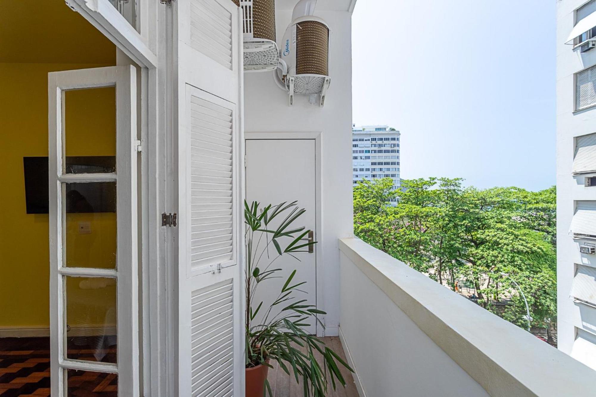 Apartamento Em Copacabana Com Varanda 2 Quartos Pertinho Da